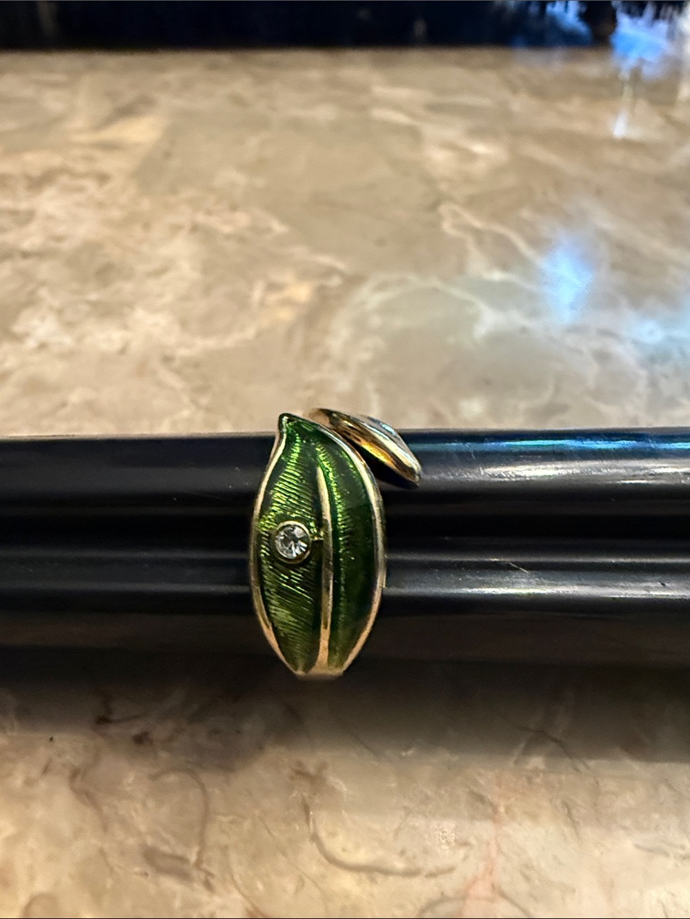 Vintage Avon 1979 wrapped leaf glow gold tone and enamel ring with stone